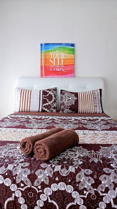 Master Bedroom
(Paris) = 3 Pax
1 Queen Size Bed
1 Single Size Bed
Private Bathroom with Bath Tub