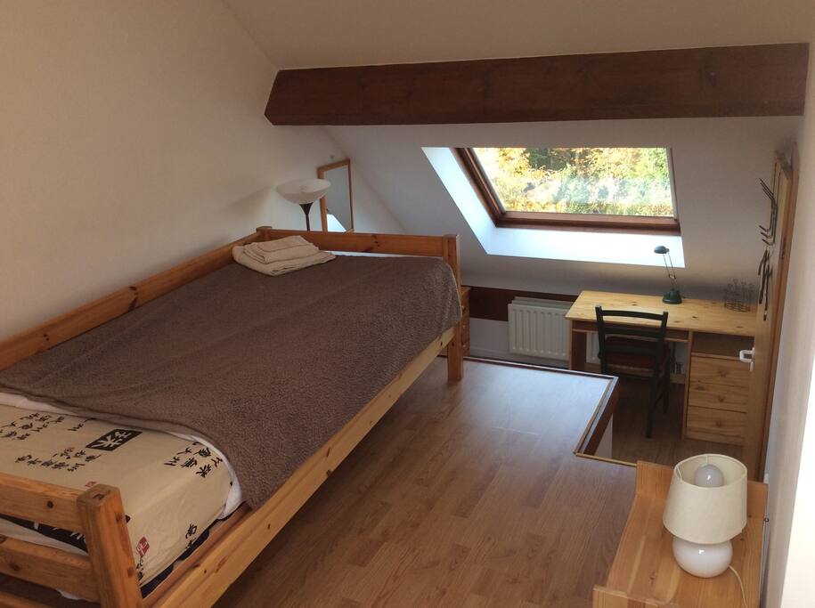 grande chambre tranquille au 2° étage, bureau et lavabo
