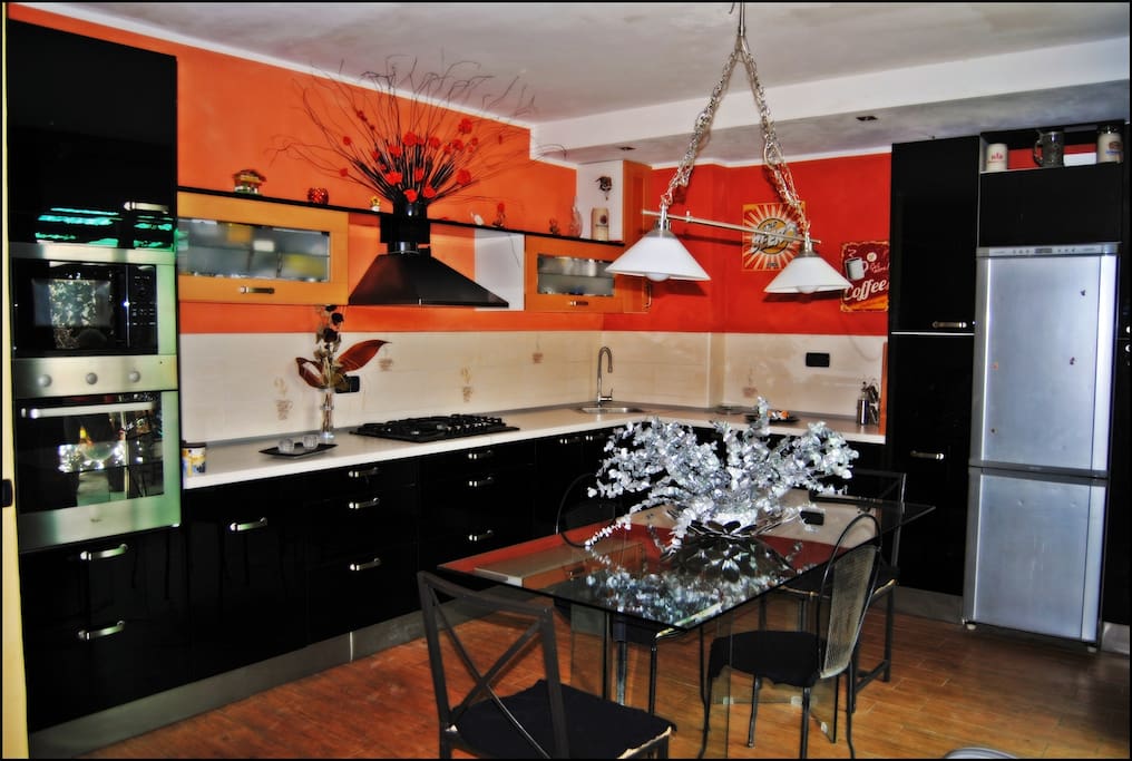 Cucina con forno, microonde, Frigo e freezer