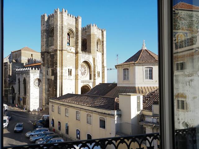 Luminous Cibele: Five-Bedroom Deluxe Apartment gallery image 4