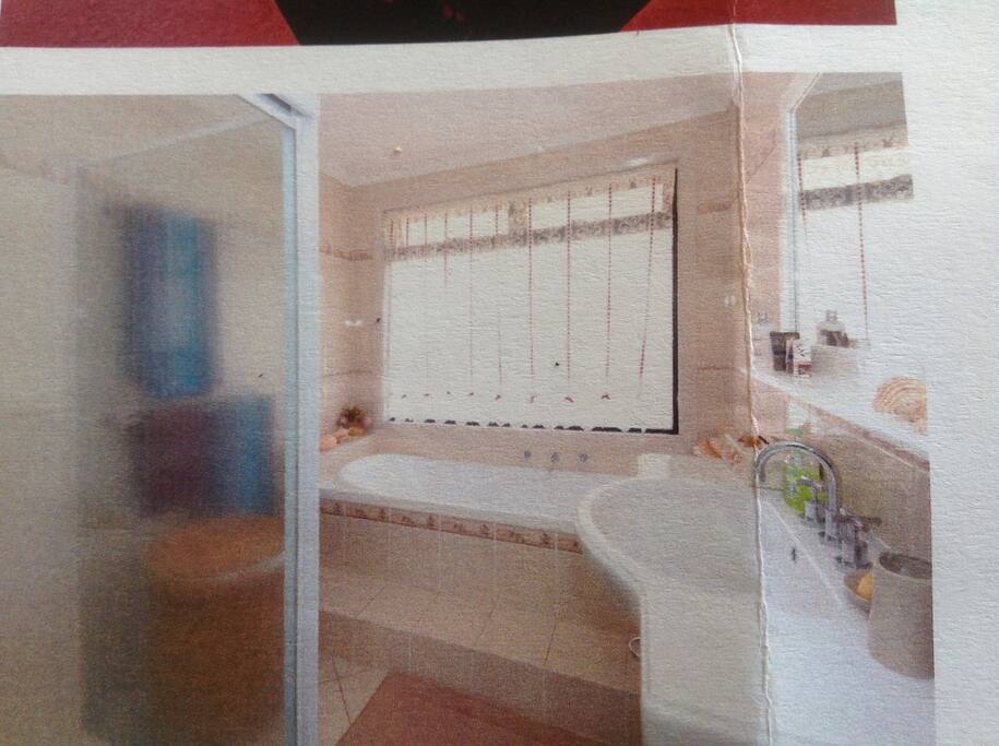 Beautiful deep ,long bathtub,,great for relaxing in!