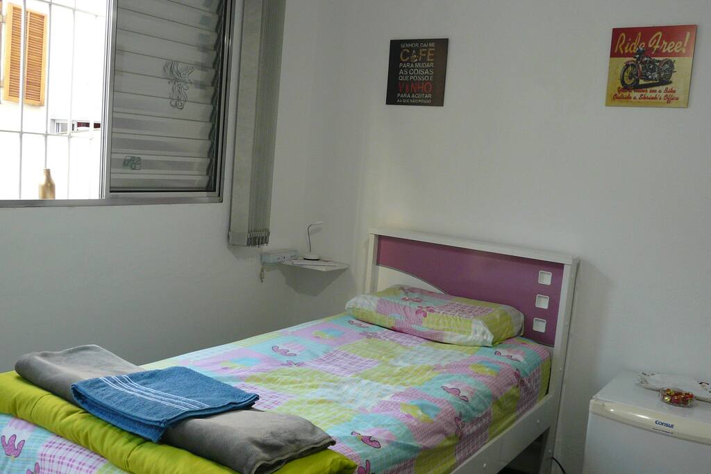 Roupa de cama, roupa de banho e cobertores.