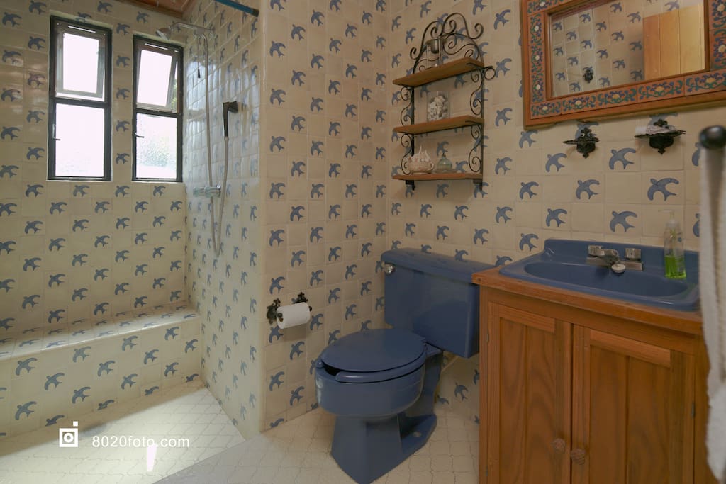Baño de uso exclusivo para huéspedes fuera de la habitación