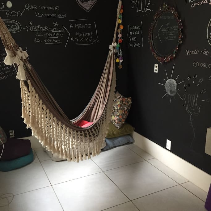 Quarto de relaxamento : rede e som de passarinho . Atenção : caso alguém queira dormir neste quarto , tem ar condicionado e um banheiro com pia mas sem chuveiro .