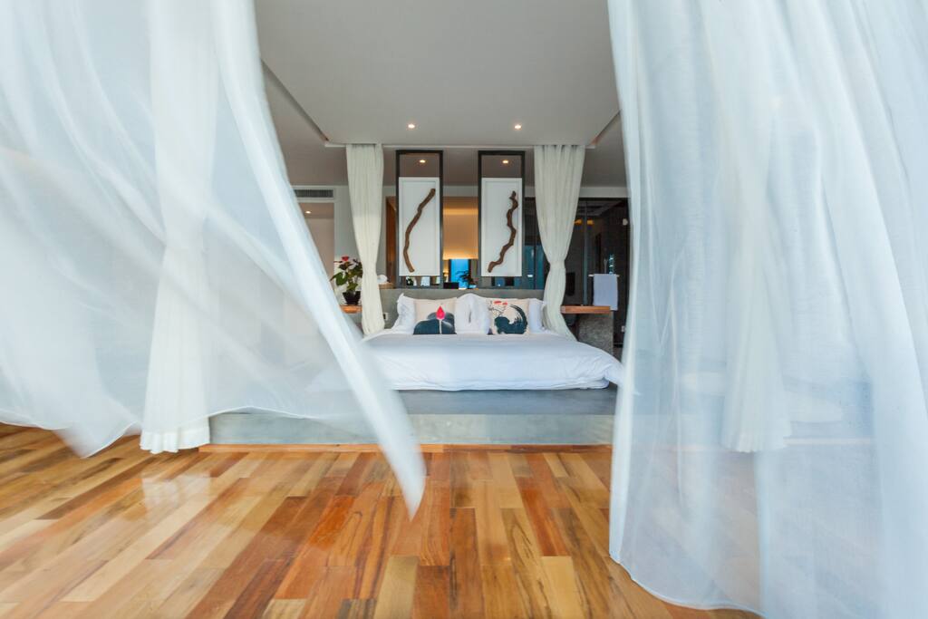 Interior of the Room 房间内景