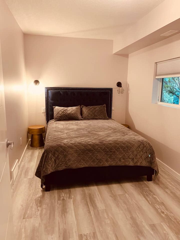 Spavaća soba iza kuće s bračnim krevetom