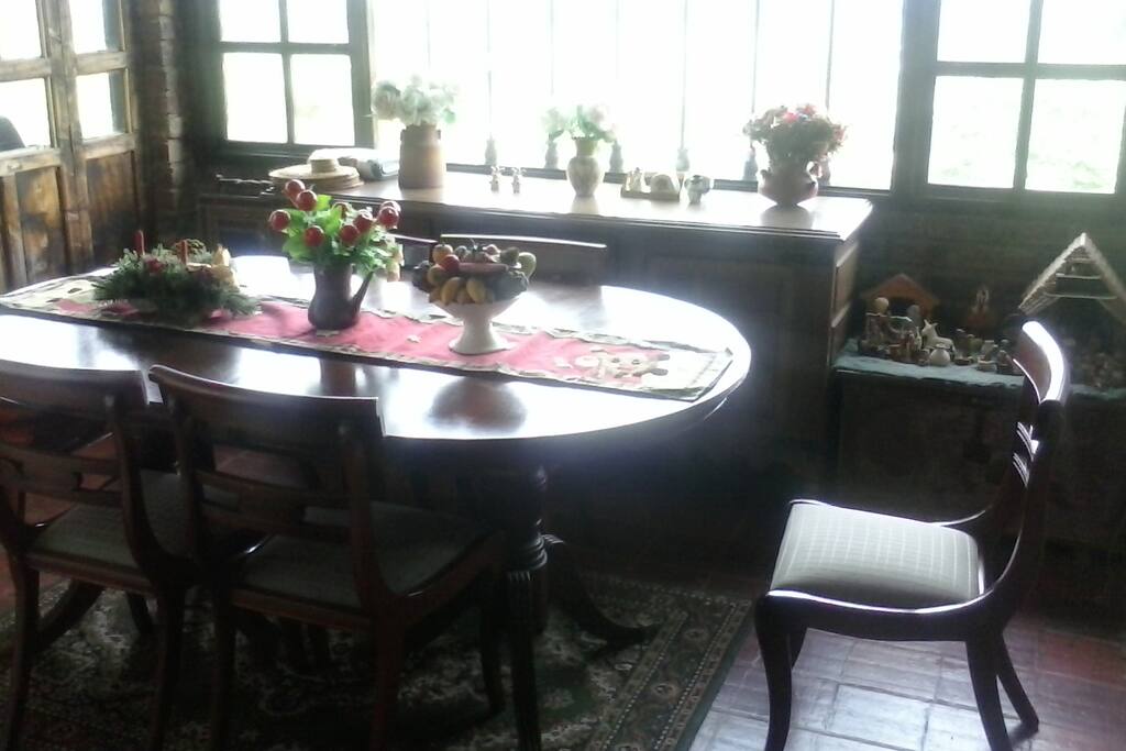 Comedor con vista al Pantano de Vargas