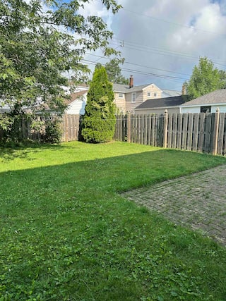 Kenmore 3 Bed House with Fenced Yard, photo 4 of 25