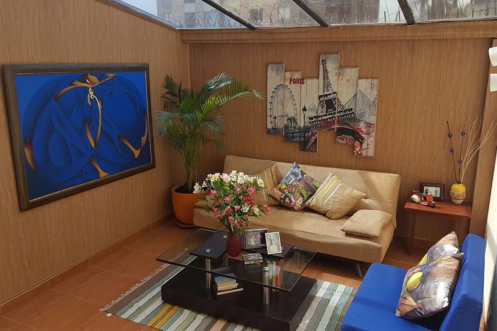 Sala. Muy iluminada y agradable. entra el sol (de febrero a Noviembre)y puedes ver las nubes, el sol nov y la luna, a través del techo de vidrio.Es un lugar muy agradable para descansar, leer o tertuliar.