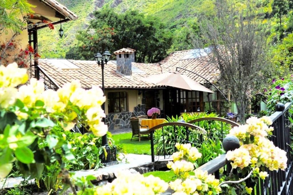 The house has a fully equiped kitchen and living room separared from The bedrooms area by this beautifull garden, therefore it Is suitable for large groups.