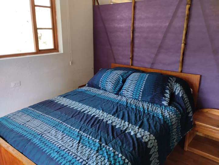 غرفة مع إطلالة على الغابة والجبال 