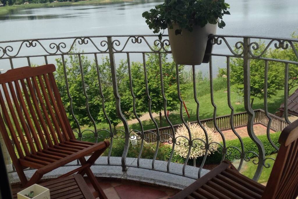 Vom Eckbalkon sieht man die Badestelle