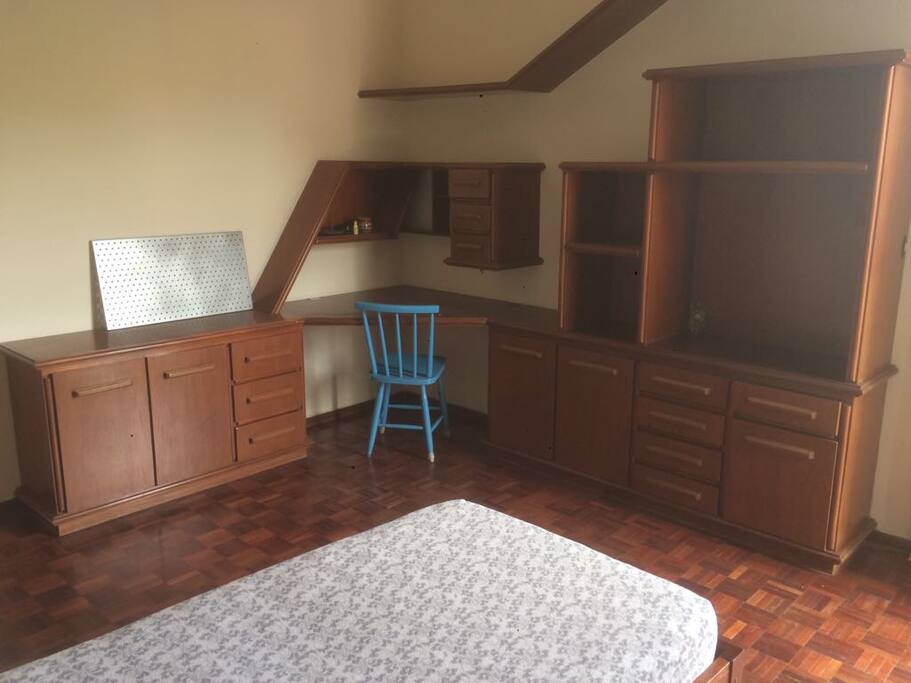 Quarto com mesa pra estudar
