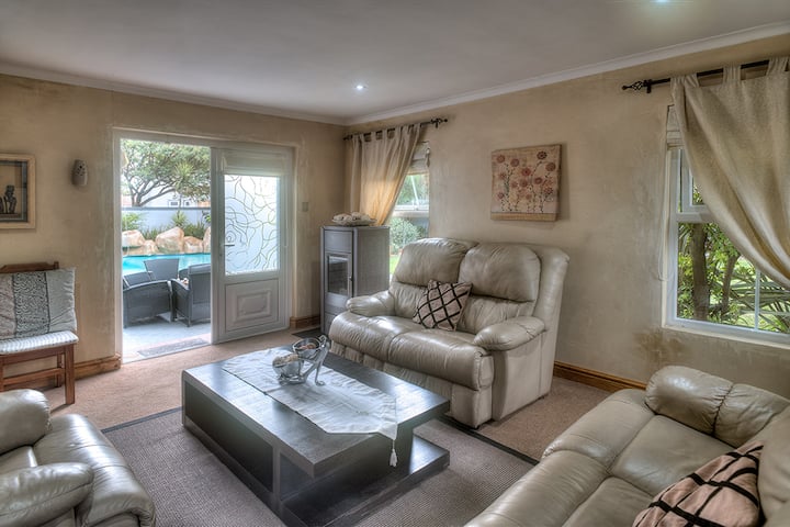Tuscan Villa Near Cape Town - パークランズ