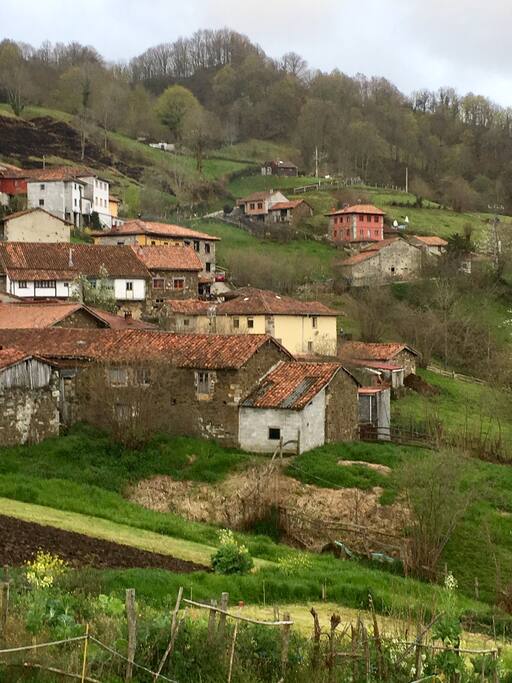 Este es el Pueblo, arriba a la derecha se ve la casa algo apartada.
Part of the village of El Tozu, a typical rural farming 'pueblo'.
