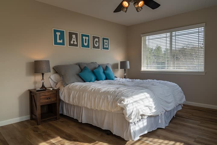 למעלה, חדר שינה ראשי ראשון עם מיטת קינג סייז וחדר רחצה צמוד