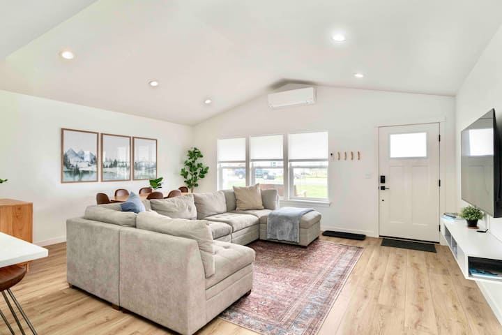 Relax on the big couch after hiking all day and watch a movie together. Extra big blankets for cuddling provided.

Plus there is AC and heat to keep the home comfortable year round.