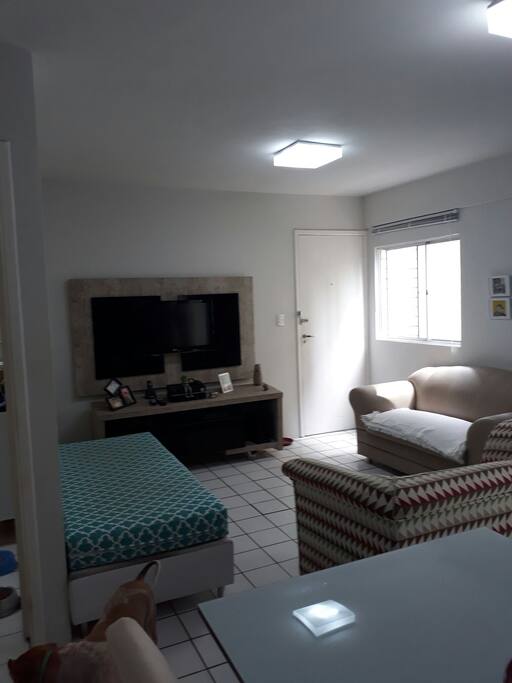 sala ventilada e bem iluminada. TV a cabo
Wi-Fi ilimitado
sofá 2 lugares e uma cama aconchegante para assistir tv