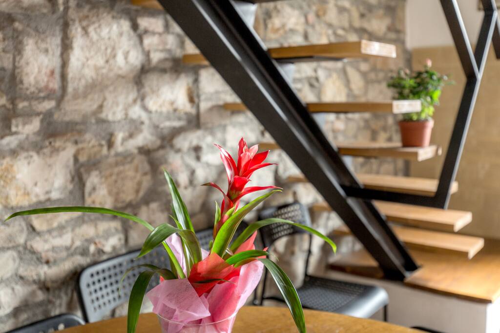 Tipica casa Fiorentina, con pareti in pietra, caratteristico originale pavimento e legno. Due grandi comode camere, bel soggiorno con comodo divano Tv Hi-Fi, ampia sala da pranzo, moderna cucina completamente accessoiriata, bel bagno con vasca e doccia e tutti gli accessori. Tutto a vostra disposizione nel cuore della sempre bella ed unica Firenze!