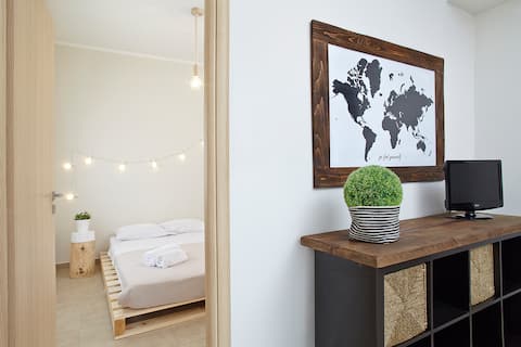 Top Airbnb: Modern minimal rustic apartment near the sea in Δήμος Κορινθίων
