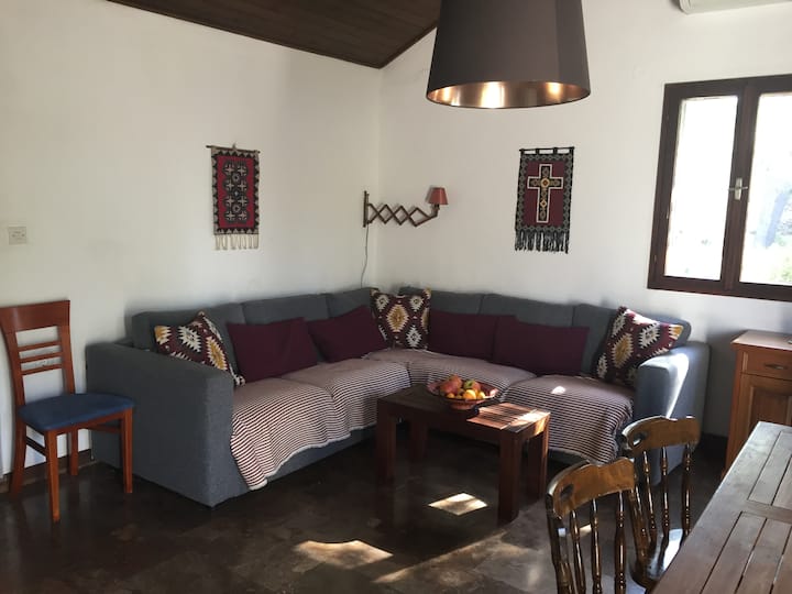 הסלון עם העיצוב הפשוט שלו נעים וסופר מודרני עם מיזוג אוויר, Wi - Fi, טלוויזיה שטוחה, נגן תקליטורים וכו '.