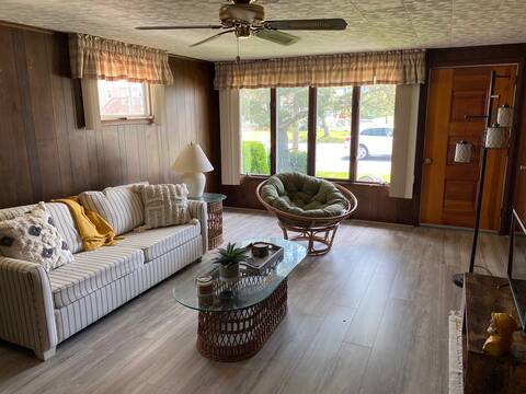 Charming 3 bedroom ranch. Short walk to the beach!