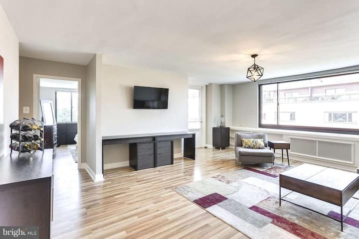 Modern Living - Stunning Views - Gym - Pool - More - Arlington, VA