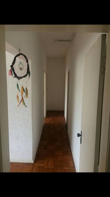 Corredor de acesso aos quartos e banheiro social