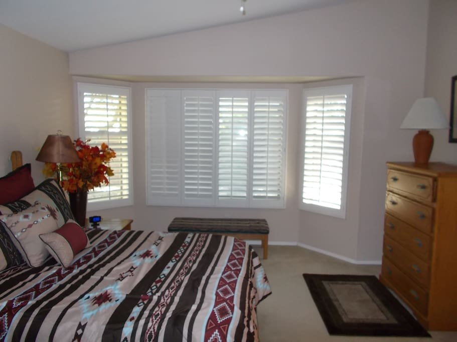 master bedroom/ queen size bed