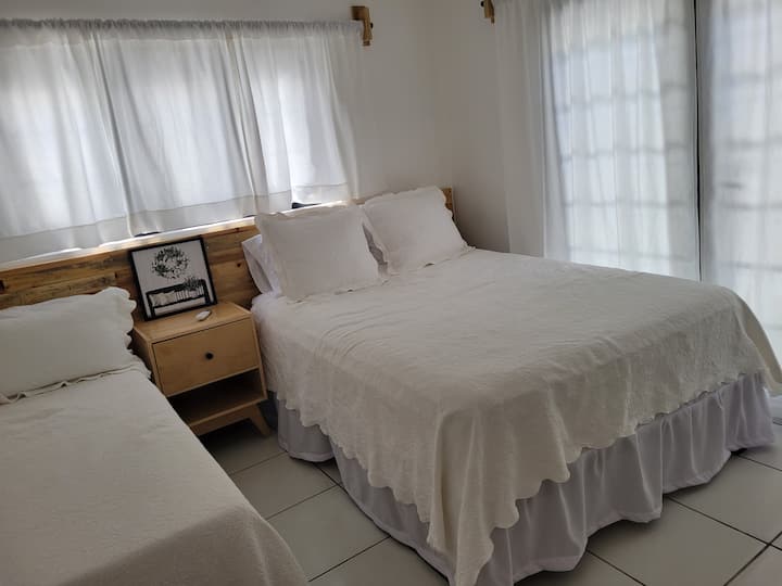 Прва спална соба број 2 со двоен кревет и брачен кревет (широк 150-179 см), со прозорци свртени кон дворот. Спална соба број 2 со полн и брачен кревет (широк 150-179 см), француските врати се отвораат кон задниот двор.