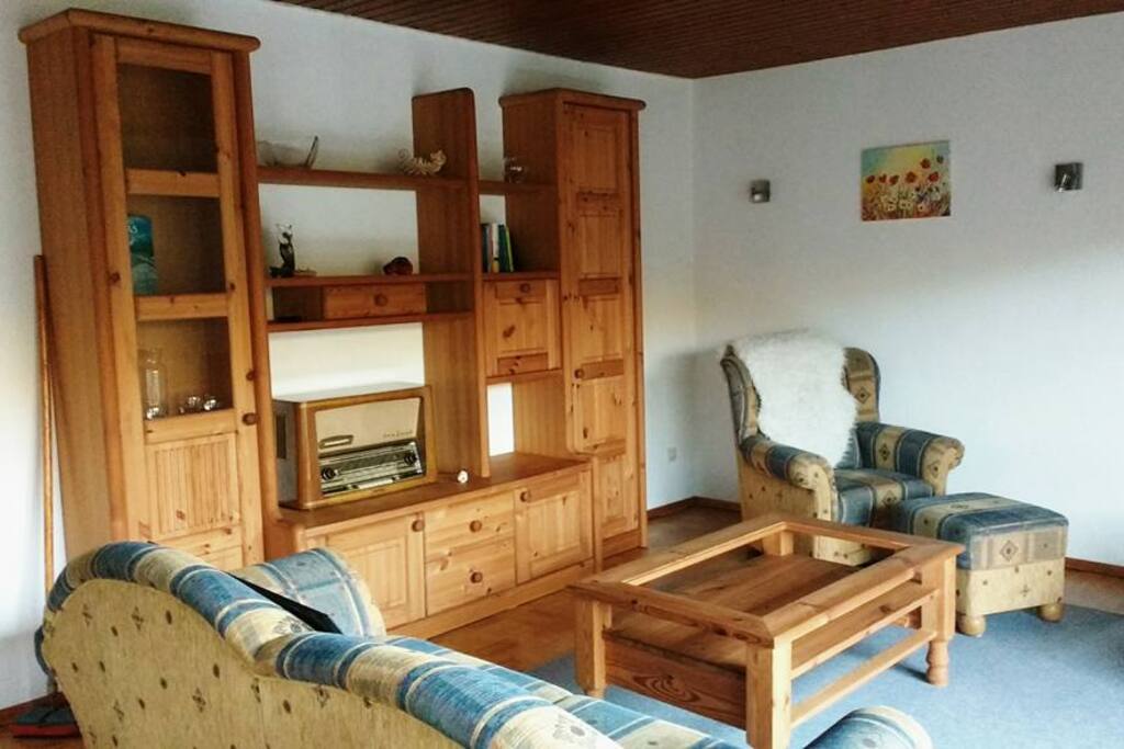 Wohnzimmer mit Panoramafenstern und Essecke