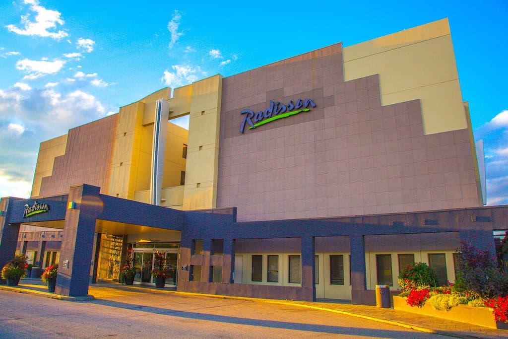 Radisson Red Deer features 8 room types including four 3 bed family suite, 4 whirlpool suites, Business Class Suites featuring spa showers & more. Our parking lot is security controlled and can accommodate RV's, busses, and more.