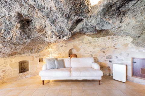 Popular Airbnb listing: Luxurious cave, private pool, sea view, next Balos in Δήμος Κισσάμου