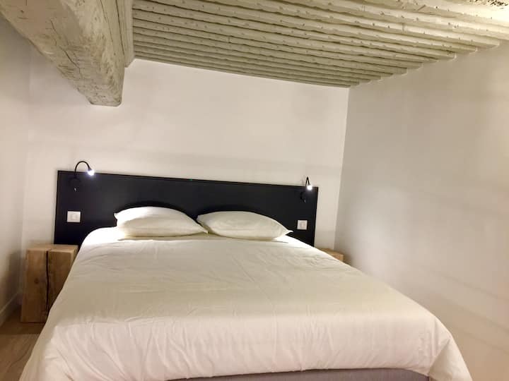 Chambre et stropovi à la francaise de 1655. Vrlo kvalitetan hotelski krevet. Bračni krevet 
(širine 150-179 cm).