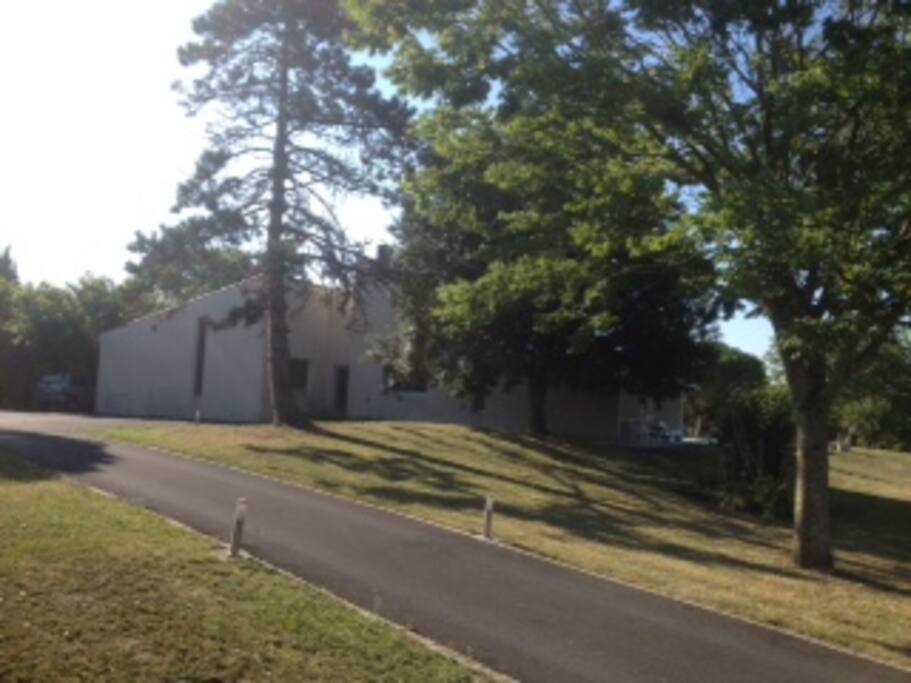 Acces maison goudronné avec parking