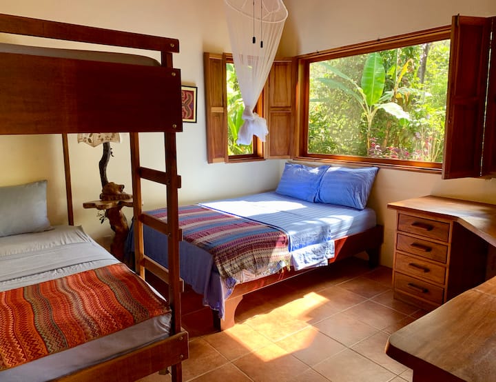 غرفة نوم عائلية في الطابق السفلي
- 1 x سرير مزدوج و 2 x سرير مفرد
- حمام كامل
- مساحة عمل