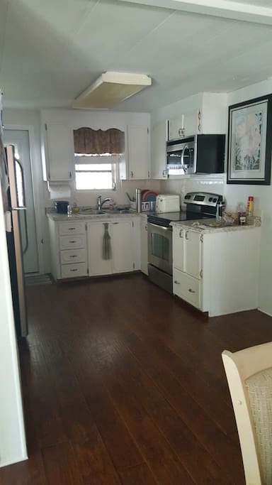 Kitchen/ entry