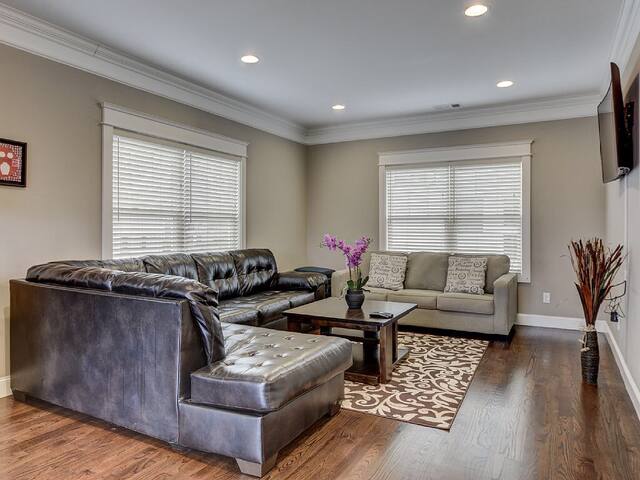 4 bdrm+3offices Rooftop Deck/Gulch/Grill gallery image 3