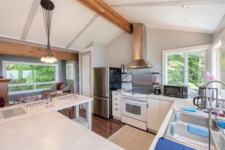 Sue’s Muse Beach House with Private Beach gallery image 4