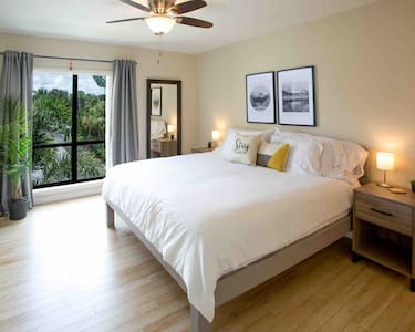 Stroll to Siesta Beach from Serene Condo + 2 bikes