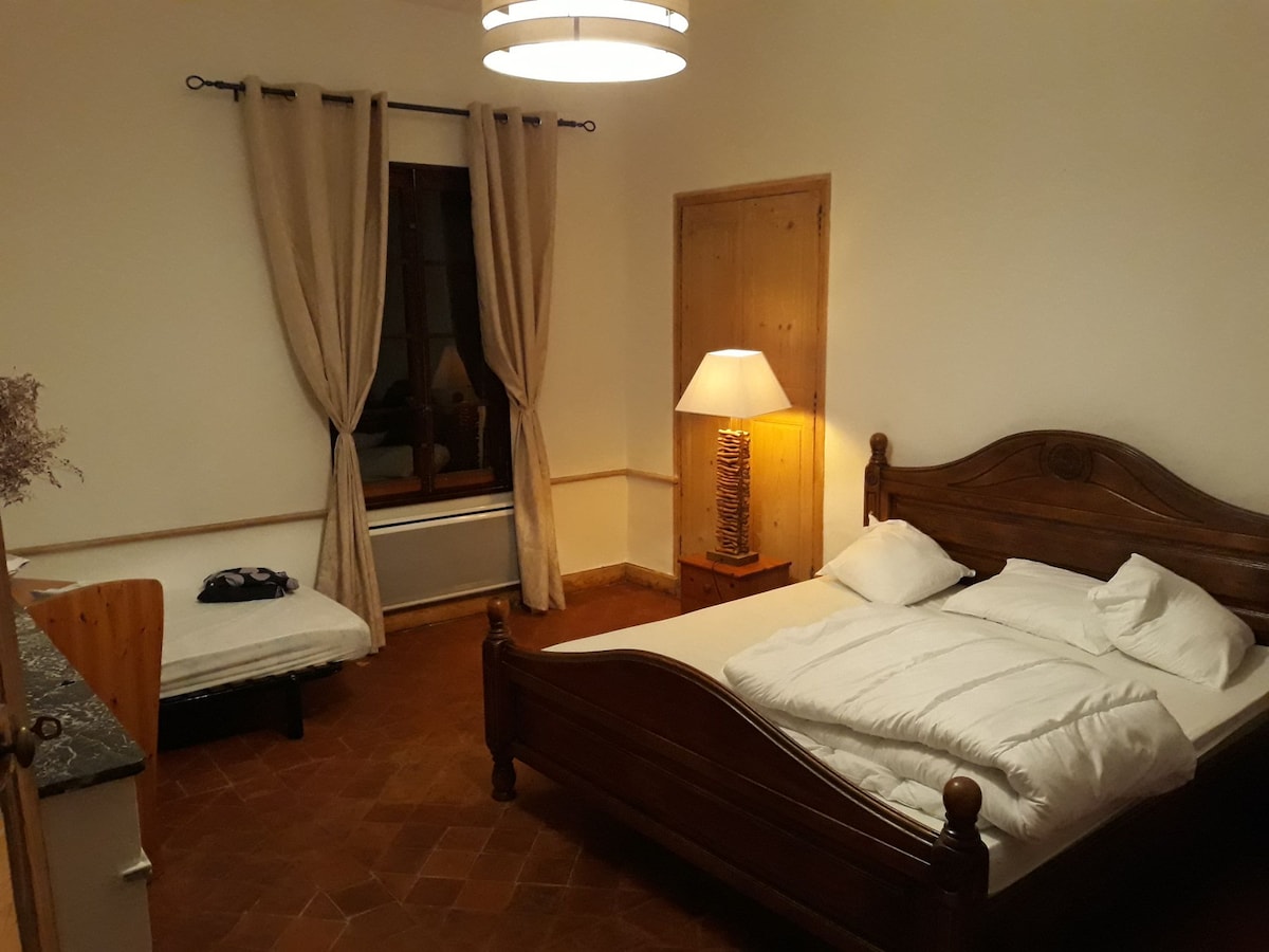 Habitación grande con 1 cama de 180x200, 1 cuna de 90x190 y una cuna y cambiador. 