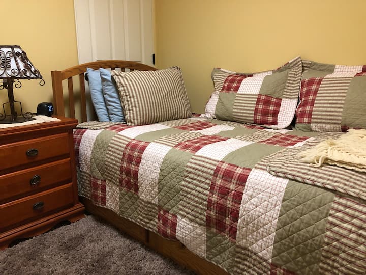 Medio dormitorio PEQUEÑO con cama plegable para 2 personas si es necesario. Probablemente no sea bueno para 2 adultos grandes durante mucho tiempo, ya que una vez que se saca la segunda cama, tiene que subir sobre una para llegar al otro. 
A los niños les encanta. 
