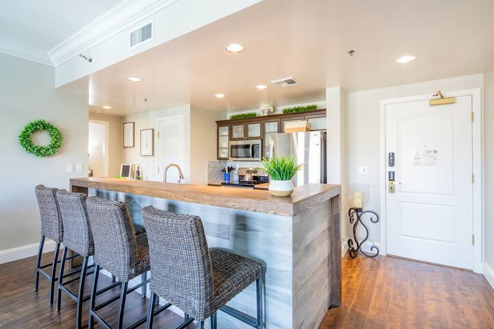Plush 2-Bed 2-Bath Condo Suite with Amazing Views!