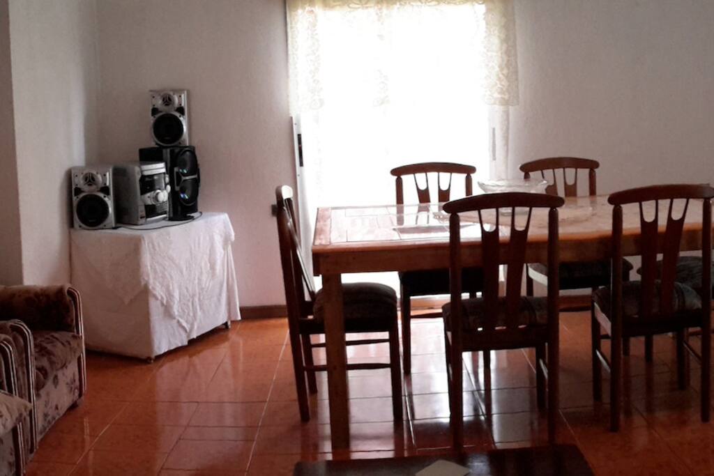 Amplio living comedor.