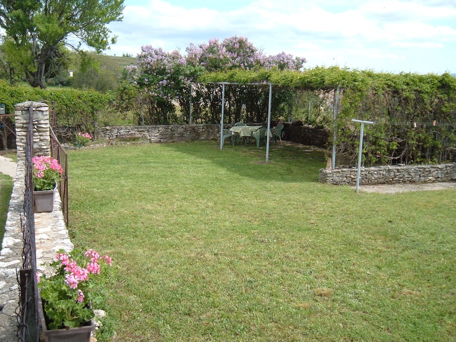 Le jardin et la tonnelle
