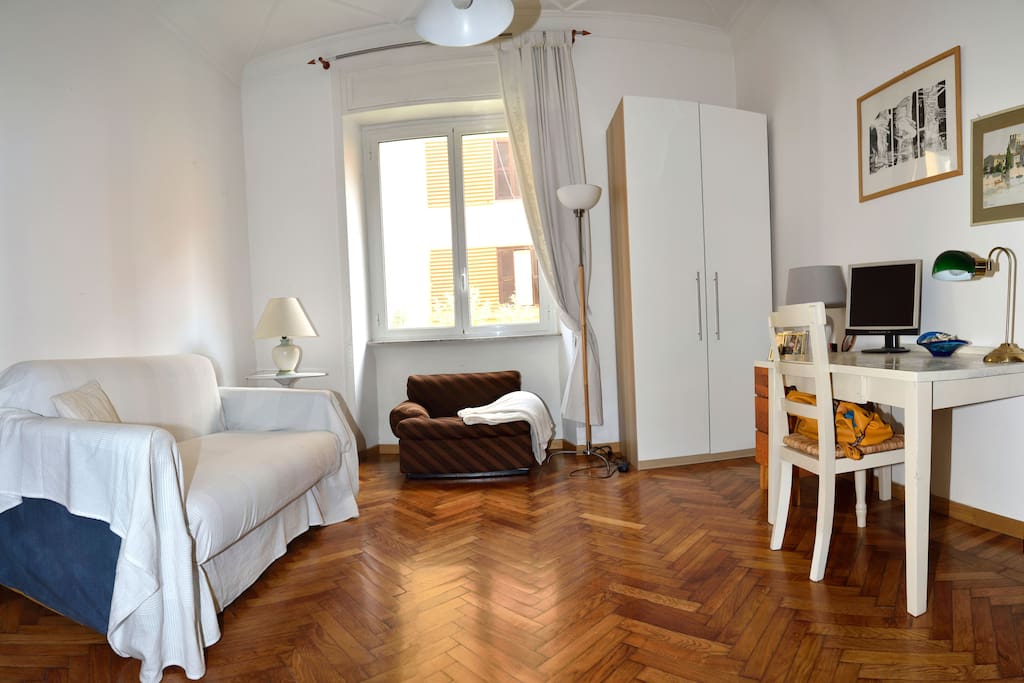 La stanza dell'ospite con divano letto chiuso