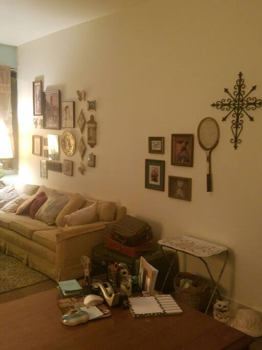 As you can see in this picture, the ceilings are tall and I plan on filling them with forgotten art!