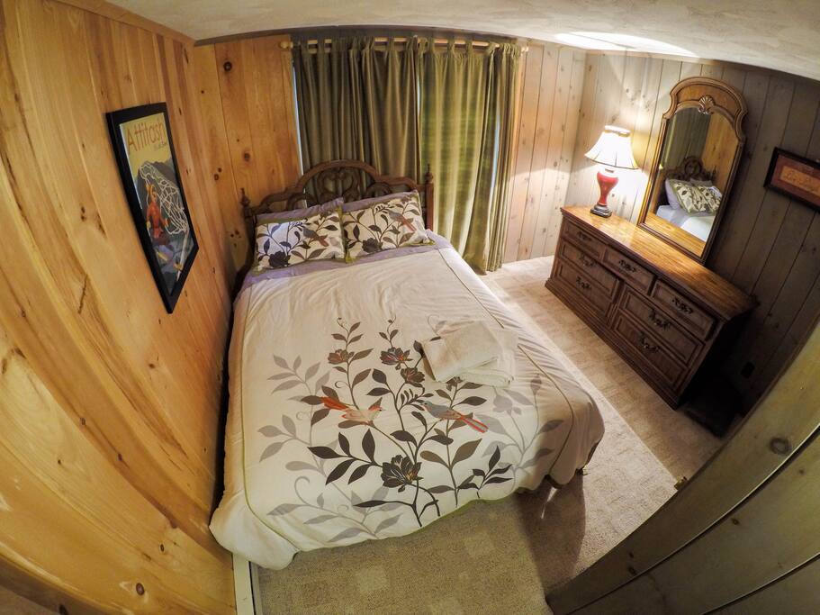 Bedroom 1 (1 queen)