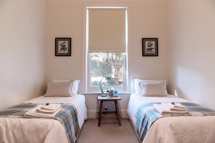 ห้องนอนเตียงเดี่ยวขนาดคิงไซส์