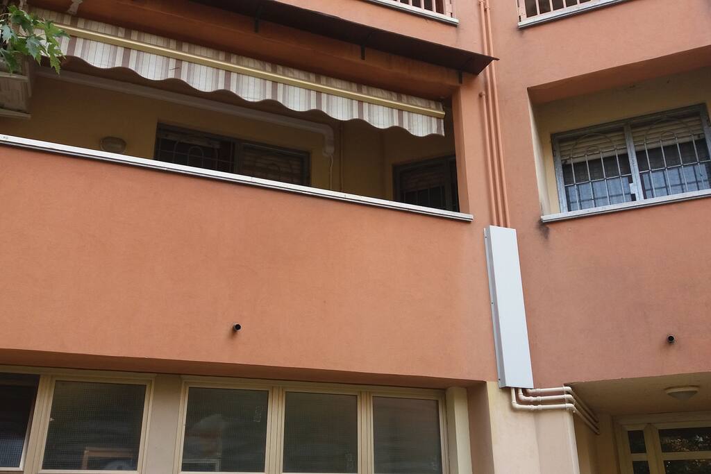 facciata del palazzo con terrazzo